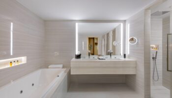 PRESTIGE-SWIM-UP-SUITE-Bathroom-1