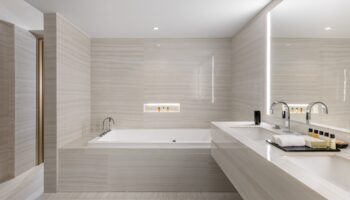 PRESTIGE-SWIM-UP-SUITE-Bathroom-2