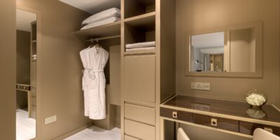 PRESTIGE-SWIM-UP-SUITE-Walk-in-Closet