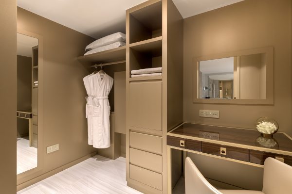 PRESTIGE-SWIM-UP-SUITE-Walk-in-Closet